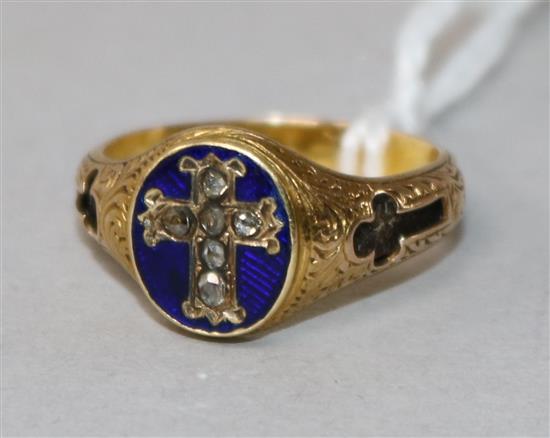 A late Victorian yellow metal, diamond and enamel mourning ring with plaited hair within the shank, size M.